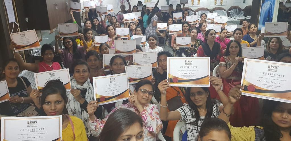 ISAS successfully conduced seminar for more than 90 students on Hairstyle & Makeup with latest trends  at Institute.